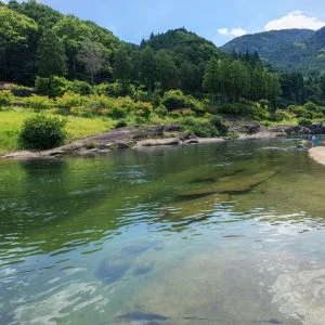 無料壁紙 川遊びエリア（深い箇所）。PCとデスクトップ壁紙に最適な4K高画質の無料壁紙。三重県津市のリバーパーク真見で撮影したフリー写真素材