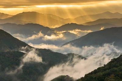 無料壁紙 神々しいご来光と雲海。PCとデスクトップ壁紙に最適な4K高画質の無料壁紙。三重県大台町の感謝の丘で撮影したフリー写真素材