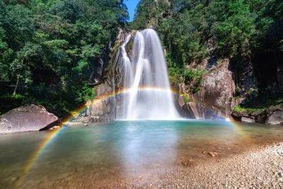 無料壁紙 丸い虹がかかる滝壺。PCとデスクトップ壁紙に最適な4K高画質の無料壁紙。三重県紀宝町の飛雪の滝キャンプ場で撮影したフリー写真素材