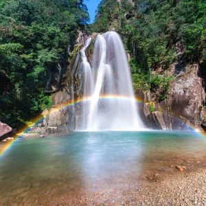 無料壁紙 丸い虹がかかる滝壺。PCとデスクトップ壁紙に最適な4K高画質の無料壁紙。三重県紀宝町の飛雪の滝キャンプ場で撮影したフリー写真素材