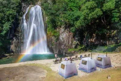 無料壁紙 滝の前でテントサウナ。PCとデスクトップ壁紙に最適な4K高画質の無料壁紙。三重県紀宝町の飛雪の滝キャンプ場で撮影したフリー写真素材