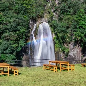 無料壁紙 滝の近くにあるテラス席。PCとデスクトップ壁紙に最適な4K高画質の無料壁紙。三重県紀宝町の飛雪の滝キャンプ場で撮影したフリー写真素材