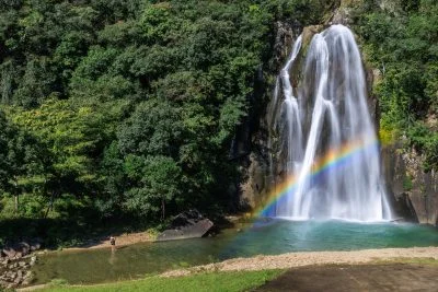 無料壁紙 大きな虹がかかる滝。PCとデスクトップ壁紙に最適な4K高画質の無料壁紙。三重県紀宝町の飛雪の滝キャンプ場で撮影したフリー写真素材