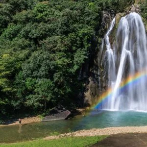 無料壁紙 大きな虹がかかる滝。PCとデスクトップ壁紙に最適な4K高画質の無料壁紙。三重県紀宝町の飛雪の滝キャンプ場で撮影したフリー写真素材