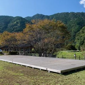 無料壁紙 デッキサイト。PCとデスクトップ壁紙に最適な4K高画質の無料壁紙。三重県紀宝町の飛雪の滝キャンプ場で撮影したフリー写真素材