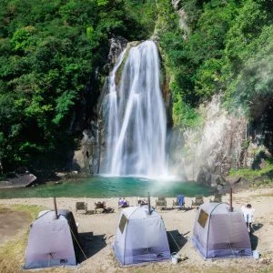 無料壁紙 テントサウナから煙が出る光景。PCとデスクトップ壁紙に最適な4K高画質の無料壁紙。三重県紀宝町の飛雪の滝キャンプ場で撮影したフリー写真素材