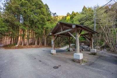 無料壁紙 無料駐車場（５台）。PCとデスクトップ壁紙に最適な4K高画質の無料壁紙。三重県大紀町の八重谷湧水で撮影したフリー写真素材