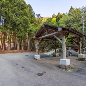 無料壁紙 無料駐車場（５台）。PCとデスクトップ壁紙に最適な4K高画質の無料壁紙。三重県大紀町の八重谷湧水で撮影したフリー写真素材