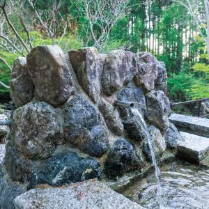 無料壁紙 駐車場の湧き水くみ場。PCとデスクトップ壁紙に最適な4K高画質の無料壁紙。三重県大紀町の八重谷湧水で撮影したフリー写真素材