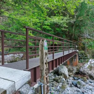 無料壁紙 八重谷湧水へ繋がる橋。PCとデスクトップ壁紙に最適な4K高画質の無料壁紙。三重県大紀町の八重谷湧水で撮影したフリー写真素材