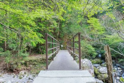 無料壁紙 駐車場から遊歩道に掛かる橋。PCとデスクトップ壁紙に最適な4K高画質の無料壁紙。三重県大紀町の八重谷湧水で撮影したフリー写真素材