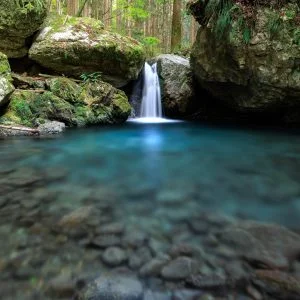 無料壁紙 八重滝と青く澄んだ滝壺。PCとデスクトップ壁紙に最適な4K高画質の無料壁紙。三重県大紀町の八重谷湧水で撮影したフリー写真素材