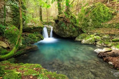 無料壁紙 新緑の八重滝（全景）。PCとデスクトップ壁紙に最適な4K高画質の無料壁紙。三重県大紀町の八重谷湧水で撮影したフリー写真素材