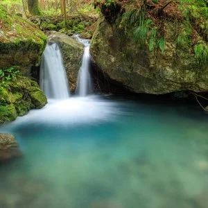 無料壁紙 新緑の八重滝と苔が広がる岩。PCとデスクトップ壁紙に最適な4K高画質の無料壁紙。三重県大紀町の八重谷湧水で撮影したフリー写真素材