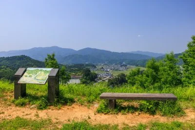 無料壁紙 見晴台とベンチ。PCとデスクトップ壁紙に最適な4K高画質の無料壁紙。三重県多気町の五箇篠山城跡で撮影したフリー写真素材