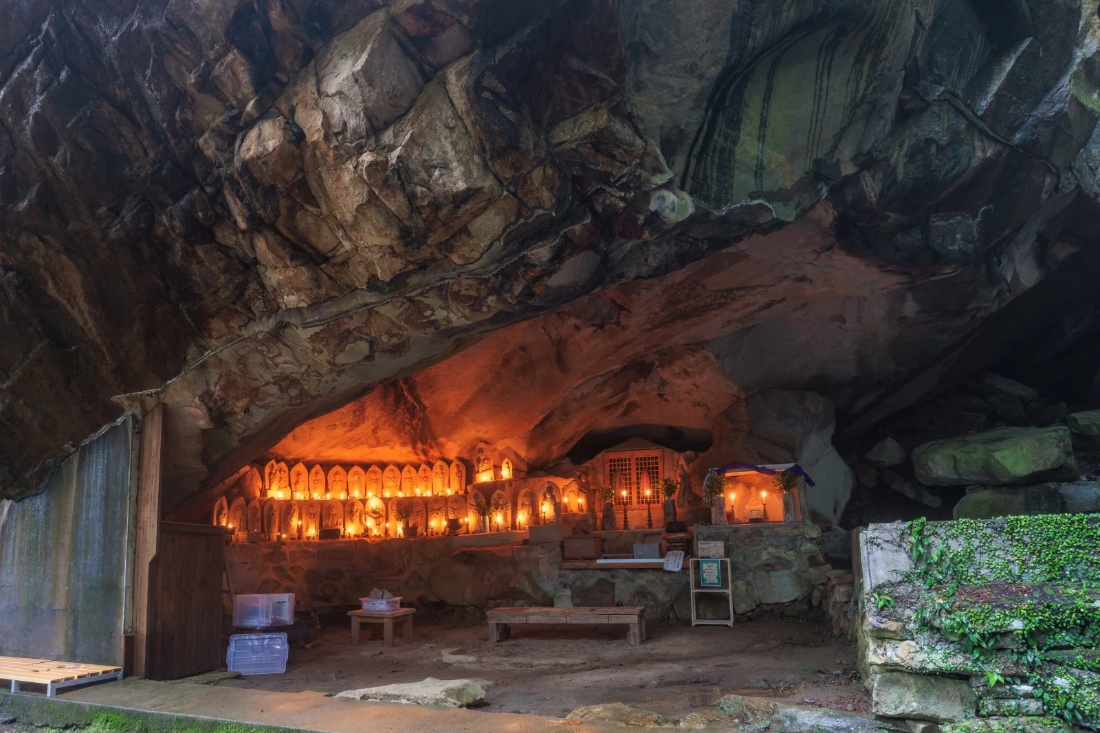 無料壁紙 巨大な岩のお堂。PCとデスクトップ壁紙に最適な4K高画質の無料壁紙。三重県尾鷲市の岩屋堂で撮影したフリー写真素材