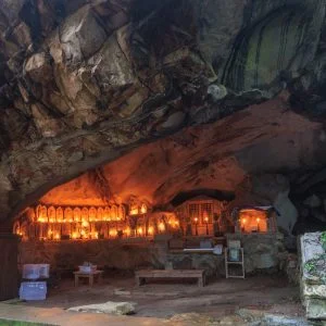 無料壁紙 巨大な岩のお堂。PCとデスクトップ壁紙に最適な4K高画質の無料壁紙。三重県尾鷲市の岩屋堂で撮影したフリー写真素材