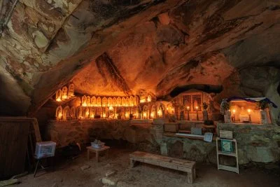 無料壁紙 岩の中に佇む３３体の石仏。PCとデスクトップ壁紙に最適な4K高画質の無料壁紙。三重県尾鷲市の岩屋堂で撮影したフリー写真素材