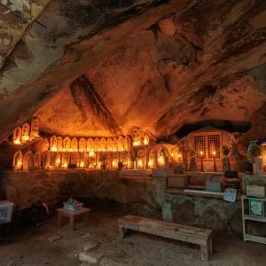 無料壁紙 岩の中に佇む３３体の石仏。PCとデスクトップ壁紙に最適な4K高画質の無料壁紙。三重県尾鷲市の岩屋堂で撮影したフリー写真素材