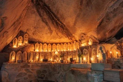 無料壁紙 ３３体の観音石仏。PCとデスクトップ壁紙に最適な4K高画質の無料壁紙。三重県尾鷲市の岩屋堂で撮影したフリー写真素材