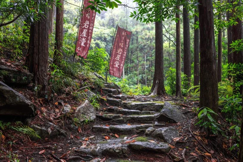 無料壁紙 岩屋堂の入口にある石畳。PCとデスクトップ壁紙に最適な4K高画質の無料壁紙。三重県尾鷲市の岩屋堂で撮影したフリー写真素材