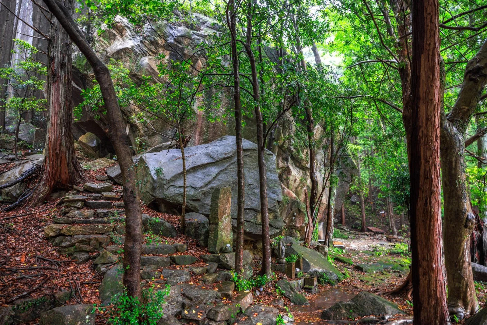 無料壁紙 岩屋堂の巨大な岩の全貌。PCとデスクトップ壁紙に最適な4K高画質の無料壁紙。三重県尾鷲市の岩屋堂で撮影したフリー写真素材