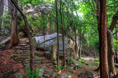 無料壁紙 岩屋堂の巨大な岩の全貌。PCとデスクトップ壁紙に最適な4K高画質の無料壁紙。三重県尾鷲市の岩屋堂で撮影したフリー写真素材