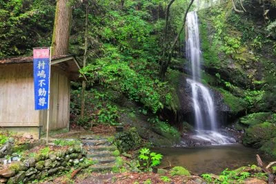 無料壁紙 不動尊と滝。PCとデスクトップ壁紙に最適な4K高画質の無料壁紙。三重県尾鷲市の村嶋不動滝で撮影したフリー写真素材