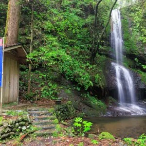 無料壁紙 不動尊と滝。PCとデスクトップ壁紙に最適な4K高画質の無料壁紙。三重県尾鷲市の村嶋不動滝で撮影したフリー写真素材