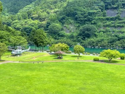 無料壁紙 ヘリコプター周辺の芝生広場。PCとデスクトップ壁紙に最適な4K高画質の無料壁紙。三重県度会町の宮リバー度会パークで撮影したフリー写真素材