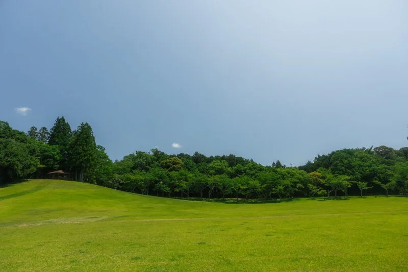 無料壁紙 広大な芝生広場。PCとデスクトップ壁紙に最適な4K高画質の無料壁紙。三重県津市の東青山 四季の里で撮影したフリー写真素材