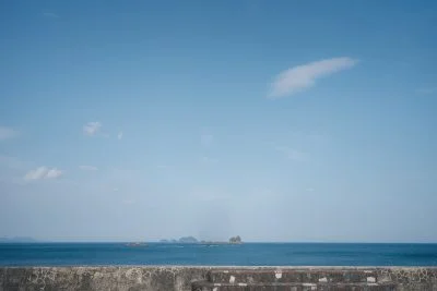 無料壁紙 堤防から眺める海。PCとデスクトップ壁紙に最適な4K高画質の無料壁紙。三重県紀北町の大白公園で撮影したフリー写真素材