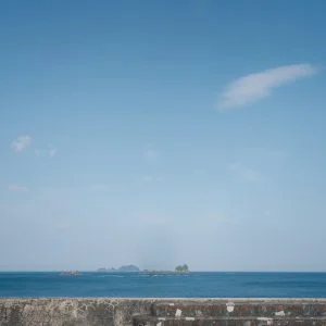 無料壁紙 堤防から眺める海。PCとデスクトップ壁紙に最適な4K高画質の無料壁紙。三重県紀北町の大白公園で撮影したフリー写真素材