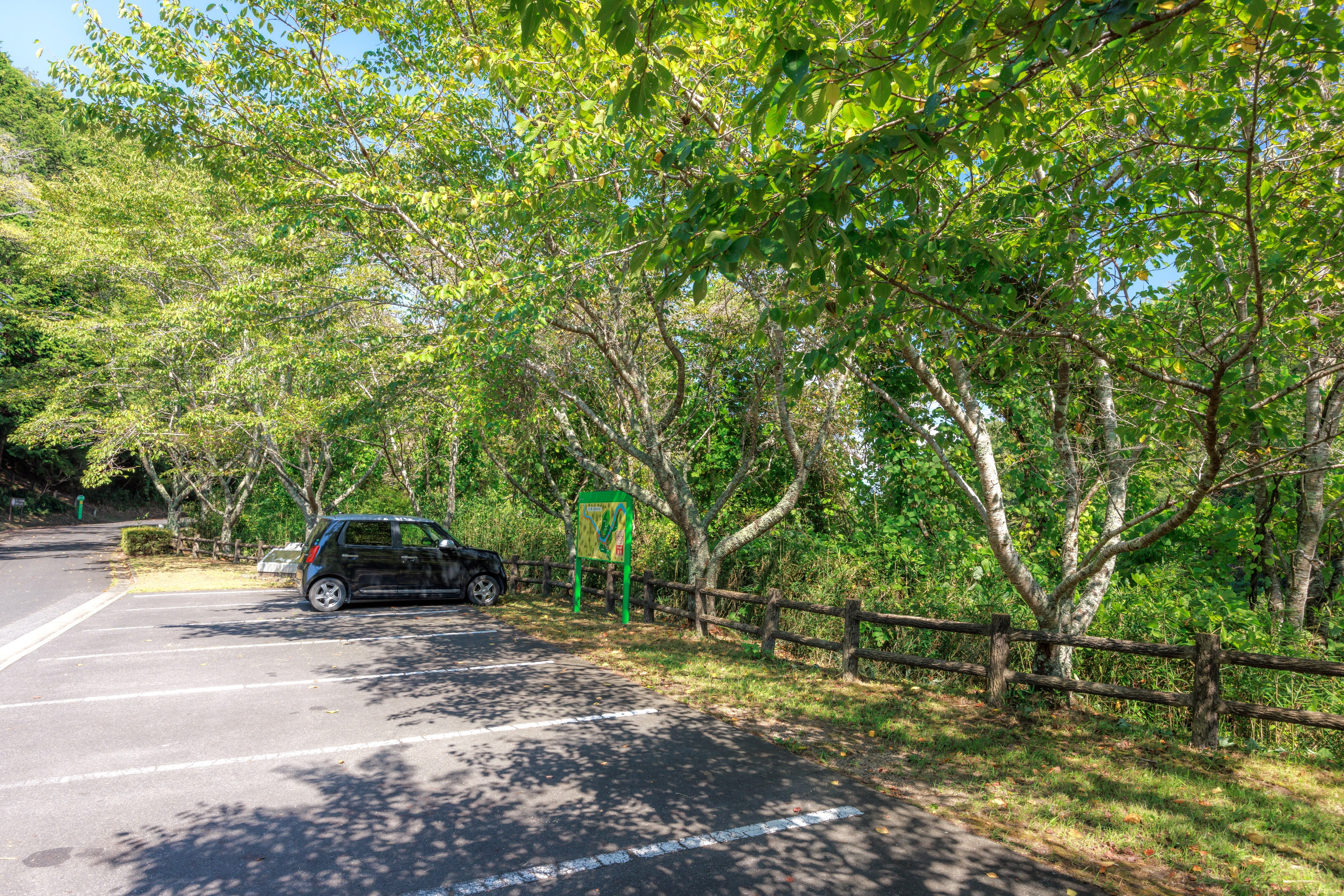 無料壁紙 公園の無料駐車場。PCとデスクトップ壁紙に最適な4K高画質の無料壁紙。三重県伊賀市の岩倉峡公園で撮影したフリー写真素材
