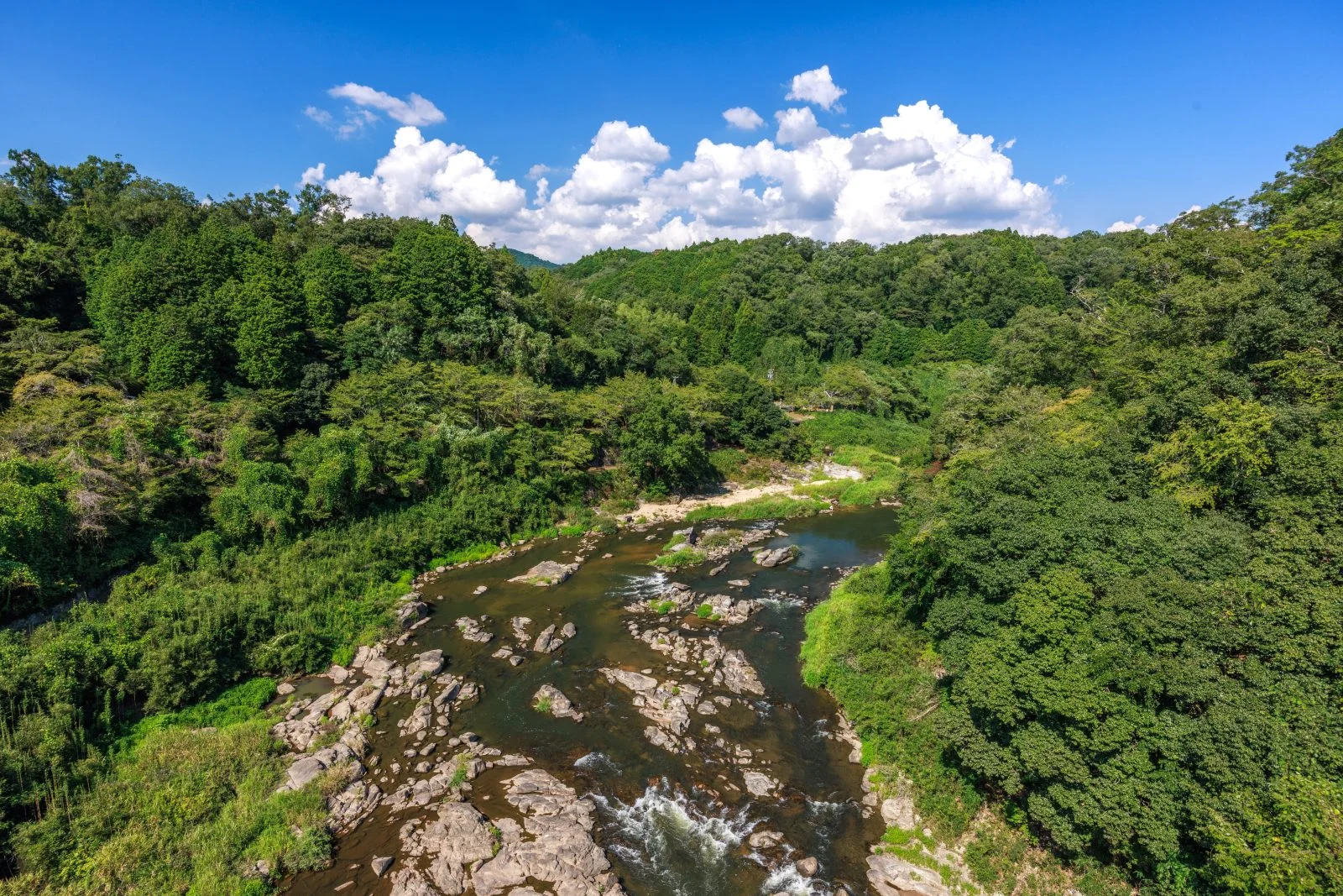 無料壁紙 岩倉峡しあん橋から見下ろす木津川。PCとデスクトップ壁紙に最適な4K高画質の無料壁紙。三重県伊賀市の岩倉峡公園で撮影したフリー写真素材