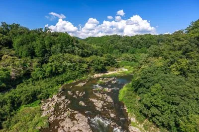 無料壁紙 岩倉峡しあん橋から見下ろす木津川。PCとデスクトップ壁紙に最適な4K高画質の無料壁紙。三重県伊賀市の岩倉峡公園で撮影したフリー写真素材