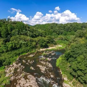 無料壁紙 岩倉峡しあん橋から見下ろす木津川。PCとデスクトップ壁紙に最適な4K高画質の無料壁紙。三重県伊賀市の岩倉峡公園で撮影したフリー写真素材