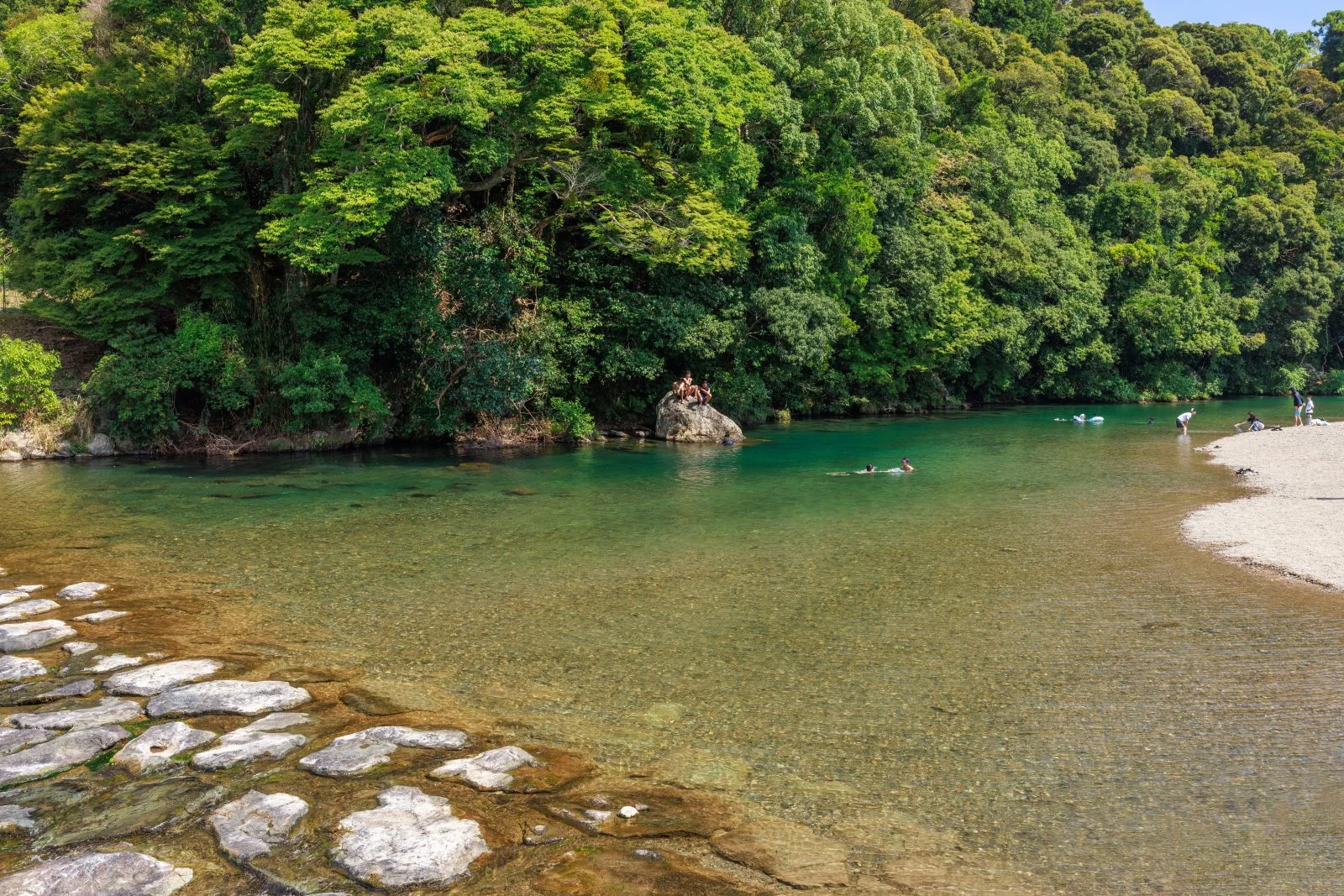 無料壁紙 浅瀬で遊べる川遊びエリア_遊ぶ人が多い様子（内宮A4駐車場近く）。PCとデスクトップ壁紙に最適な4K高画質の無料壁紙。三重県伊勢市の五十鈴川で撮影したフリー写真素材