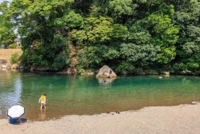 無料壁紙 浅瀬で遊べる川遊びエリア_遊ぶ人の様子（内宮A4駐車場近く）。PCとデスクトップ壁紙に最適な4K高画質の無料壁紙。三重県伊勢市の五十鈴川で撮影したフリー写真素材