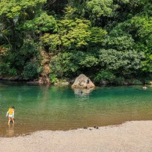 無料壁紙 浅瀬で遊べる川遊びエリア_遊ぶ人の様子（内宮A4駐車場近く）。PCとデスクトップ壁紙に最適な4K高画質の無料壁紙。三重県伊勢市の五十鈴川で撮影したフリー写真素材