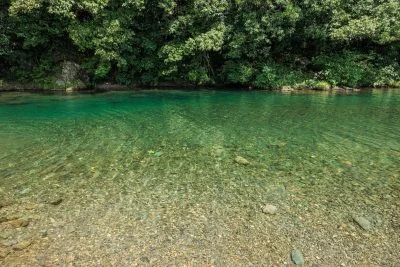 無料壁紙 浅瀬で遊べる川遊びエリア（内宮A4駐車場近く）。PCとデスクトップ壁紙に最適な4K高画質の無料壁紙。三重県伊勢市の五十鈴川で撮影したフリー写真素材