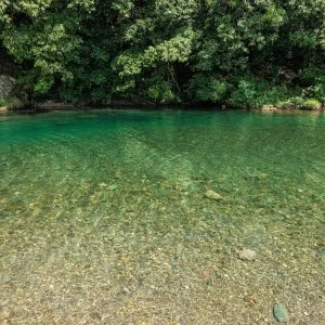 無料壁紙 浅瀬で遊べる川遊びエリア（内宮A4駐車場近く）。PCとデスクトップ壁紙に最適な4K高画質の無料壁紙。三重県伊勢市の五十鈴川で撮影したフリー写真素材