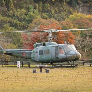 無料壁紙 紅葉が背景のヘリコプター。PCとデスクトップ壁紙に最適な4K高画質の無料壁紙。三重県度会町の宮リバー度会パークで撮影したフリー写真素材