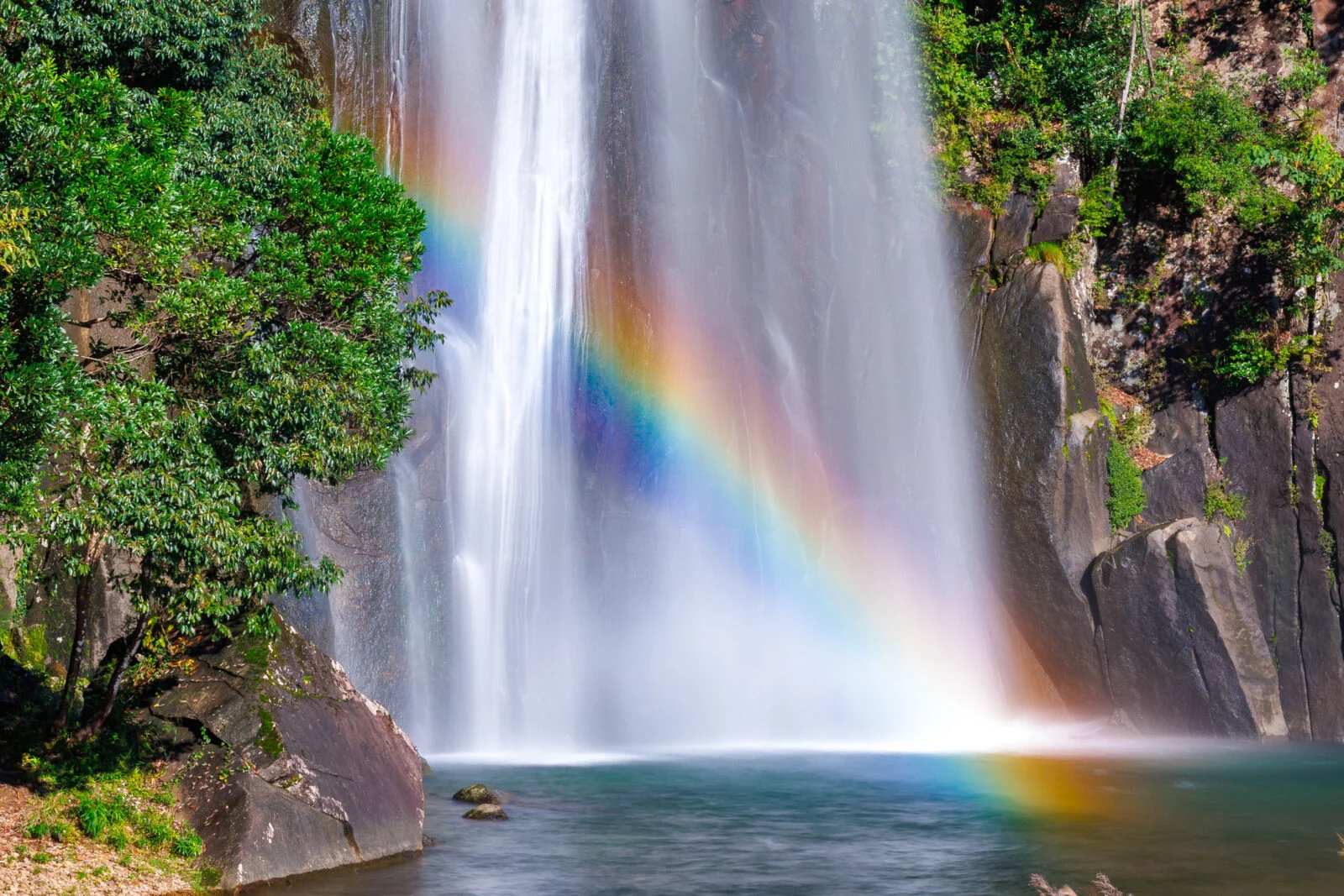 無料壁紙 滝に掛かる本物の虹。PCとデスクトップ壁紙に最適な4K高画質の無料壁紙。三重県紀宝町の飛雪の滝キャンプ場で撮影したフリー写真素材