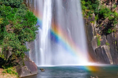 無料壁紙 滝に掛かる本物の虹。PCとデスクトップ壁紙に最適な4K高画質の無料壁紙。三重県紀宝町の飛雪の滝キャンプ場で撮影したフリー写真素材