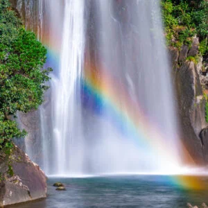 無料壁紙 滝に掛かる本物の虹。PCとデスクトップ壁紙に最適な4K高画質の無料壁紙。三重県紀宝町の飛雪の滝キャンプ場で撮影したフリー写真素材