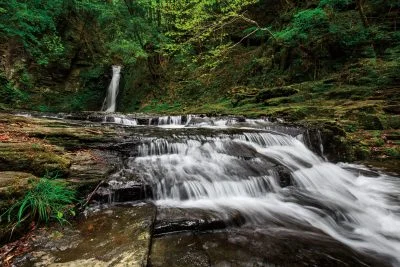 無料壁紙 新緑の琵琶滝。PCとデスクトップ壁紙に最適な4K高画質の無料壁紙。三重県名張市の赤目四十八滝で撮影したフリー写真素材