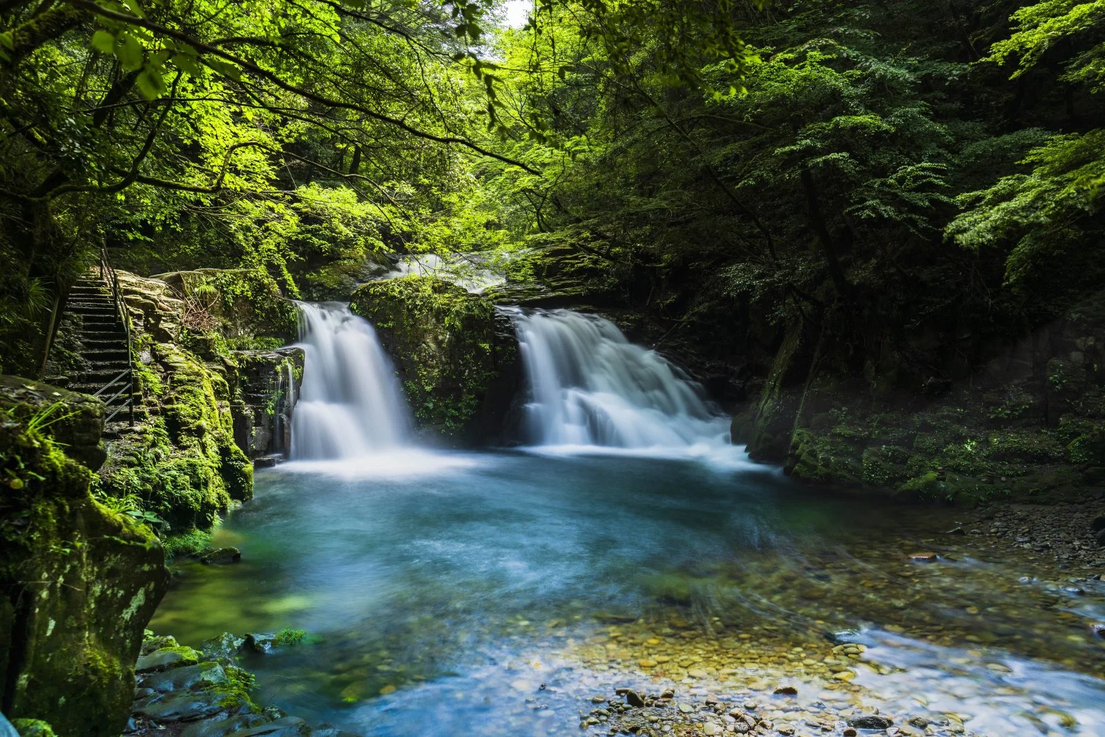 無料壁紙 滝壺ウェーブ。PCとデスクトップ壁紙に最適な4K高画質の無料壁紙。三重県名張市の赤目四十八滝で撮影したフリー写真素材