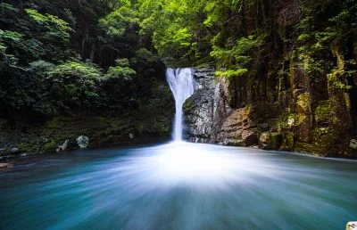 無料壁紙 大増水の布曳滝。PCとデスクトップ壁紙に最適な4K高画質の無料壁紙。三重県名張市の赤目四十八滝で撮影したフリー写真素材