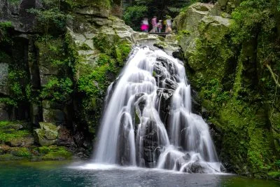 無料壁紙 千手滝の上を行く。PCとデスクトップ壁紙に最適な4K高画質の無料壁紙。三重県名張市の赤目四十八滝で撮影したフリー写真素材